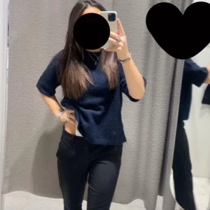 Stickad T-shirt  - Säljer min fina stickade tröja, ny pris 300 men säljer för 250. Har används 2-3 gånger och är i ny skick. Skriv för fler bilder💞💓