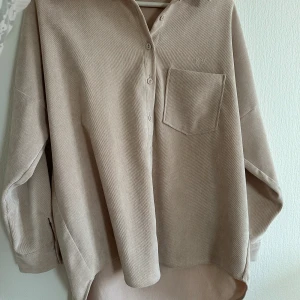 Skjorta Zara - Skjorta från Zara i storlek S. Bra skick förutom en liten skavank ovanför fickan, dock inget man tänker på när man använder den.