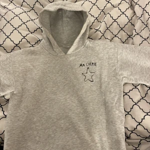 Hoodie Gina Tricot - Säljer min hoodie med MA CHÉRIE tryck⚡️⚡️Så fin, använd 2 gånger! Sitter bra på mig som har S