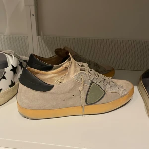Philippe models - Säljer nu dessa sjukt snygga philippe model skorna! skick 8/10. Storlek 40 (sitter större). Tveka inte på att höra av er vid intresse!