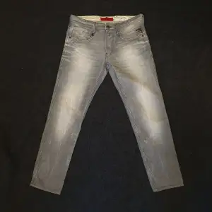 Säljer ett par riktigt snygga gråa replay jeans i bra skick| storlek är 31/32| passform är åt det smalare hållet| hör av dig vid frågor;)