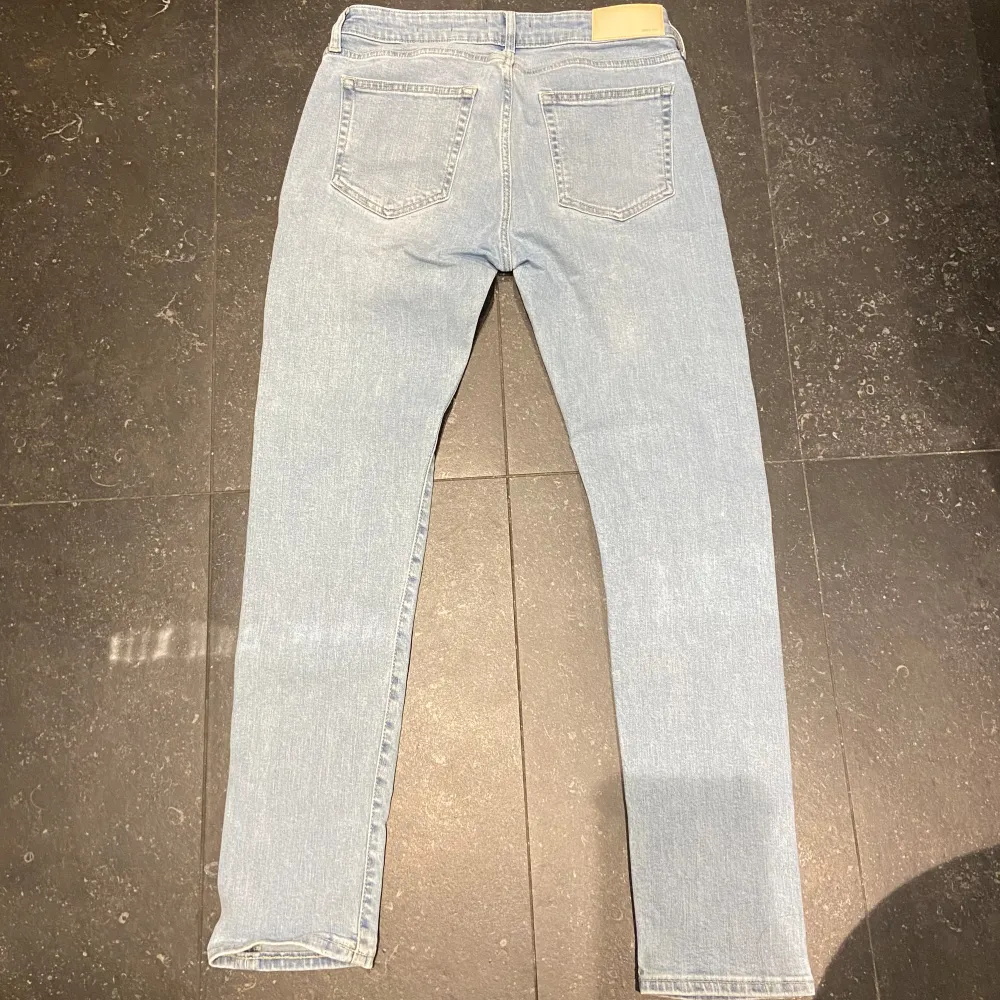 Blå jeans från dressman i storlek 29-30. I använt skick men utan defekter. Perfekt till dig som vill klä dig grish. Hör av er vid frågor!. Jeans & Byxor.