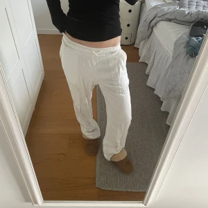 Linne byxor från Lindex - Säljer dessa linnebyxor från Lindex. Ej strykna på bilderna. Storlek kids 164 men passar mig som är 165 och brukar ha storlek S.