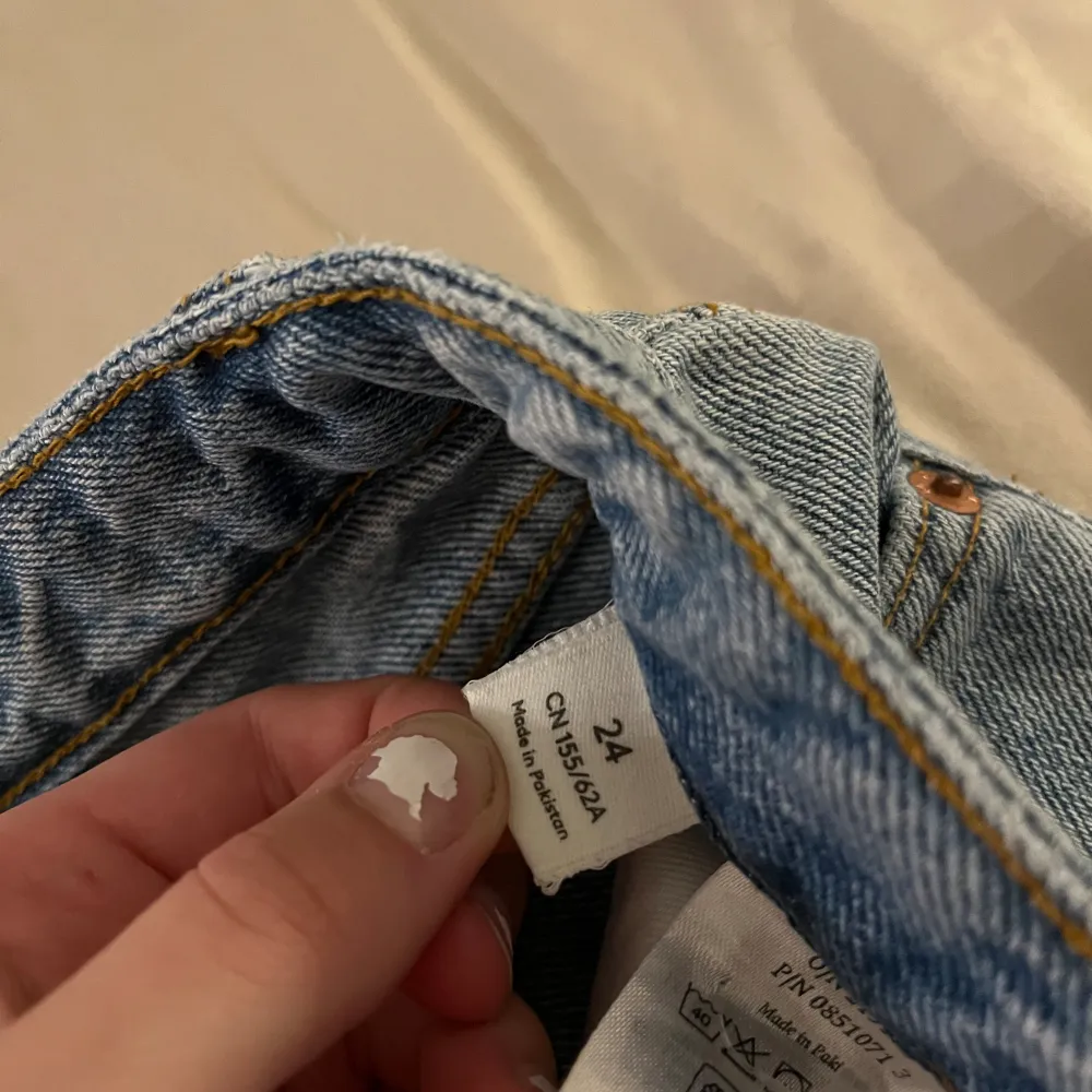 Ett par ljusblåa jeans från monki. Använt fåtal gånger, Max 2-3. Ser nästan helt nya ut och säljer dom pågrund av att jag aldrig använder de. Ny pris runt 500-600kr. . Jeans & Byxor.