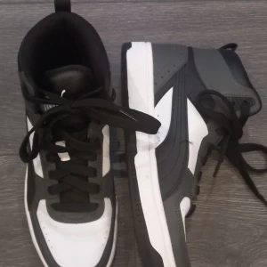 Puma Rebound  - Ett par dunder snygga Puma Rebounds i strl 40 som bara använts en gång. De är i mycket bra skick. Säljs för att de är för små. Nypris 1000 kr. Det går att mötas upp eller posta.