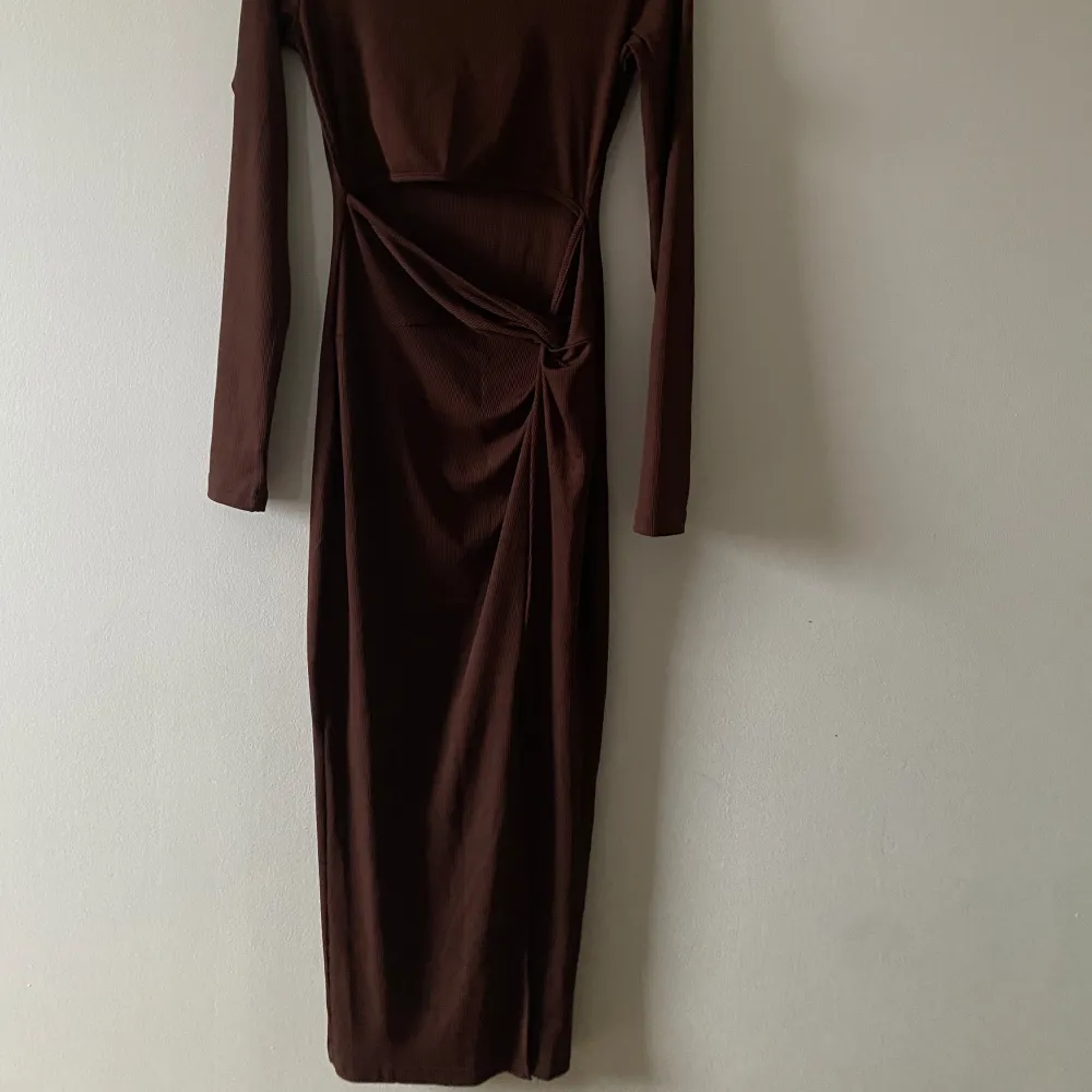 Väldigt unik och fin klänning i brun färg, storlek xs. Knappt använd klänning. Klänningen har en slit på framsidan också. . Klänningar.