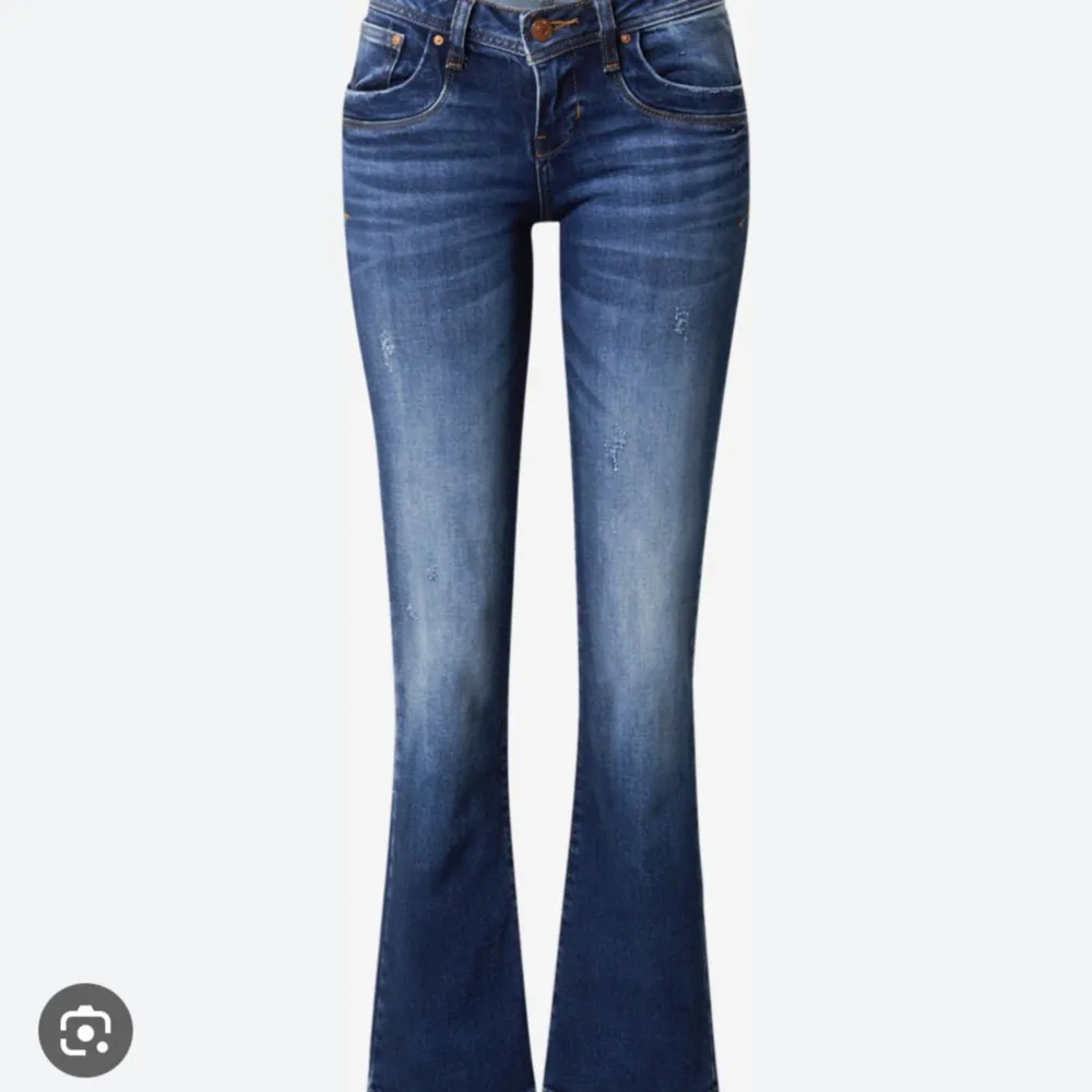 Bra skick, nästan aldrig använda! Säljer pga att de är för stora💞 skriv för fler bilder💖. Jeans & Byxor.