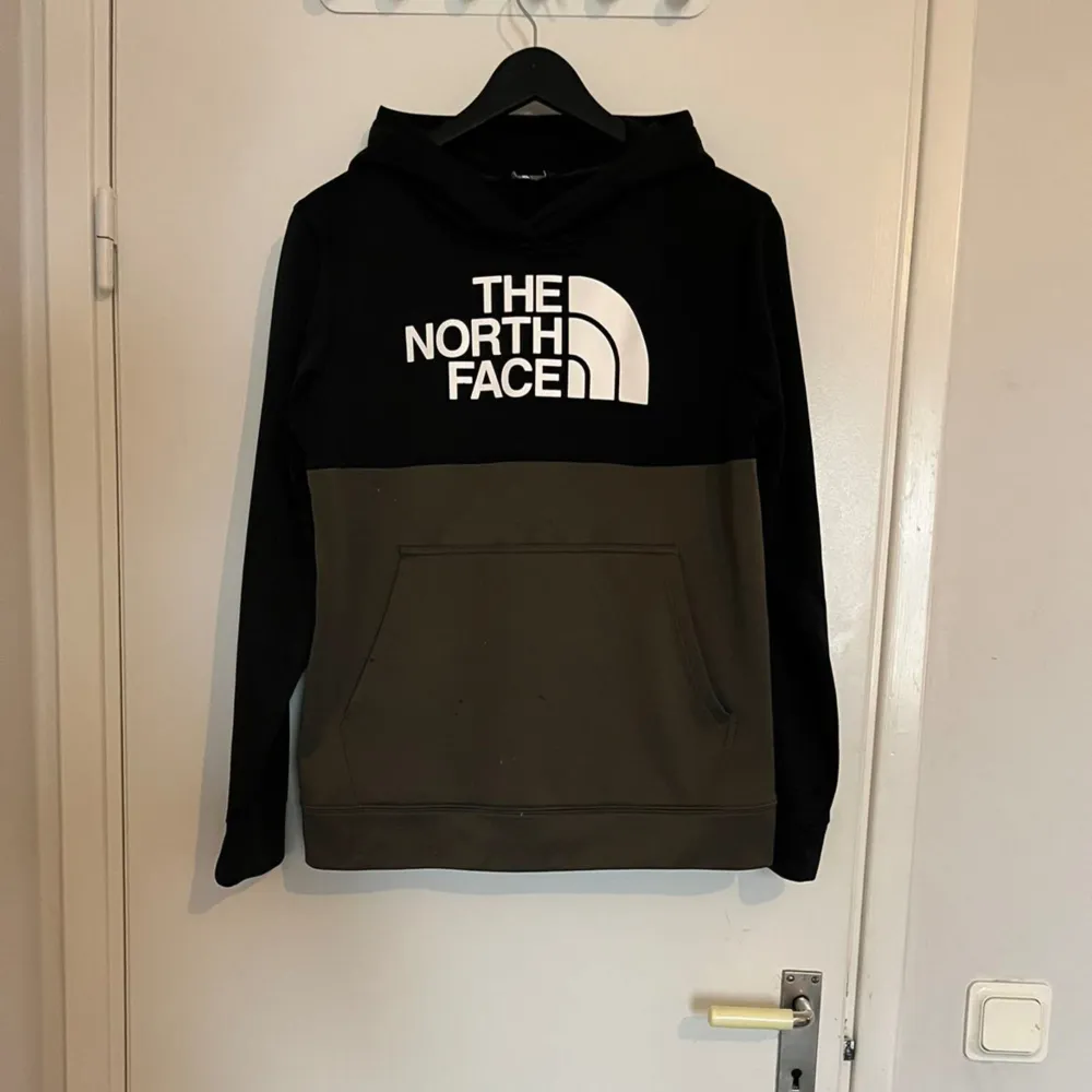 Hej nu säljer jag mina North hoodie den är helt ny. Hoodies.