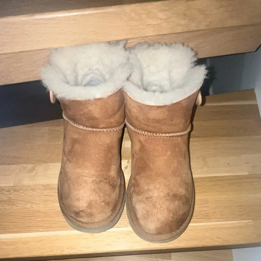 Säljer nu mina uggs eftersom de inte passar längre skorna är endans använda en vinter och är köpta för 2200. Skor.