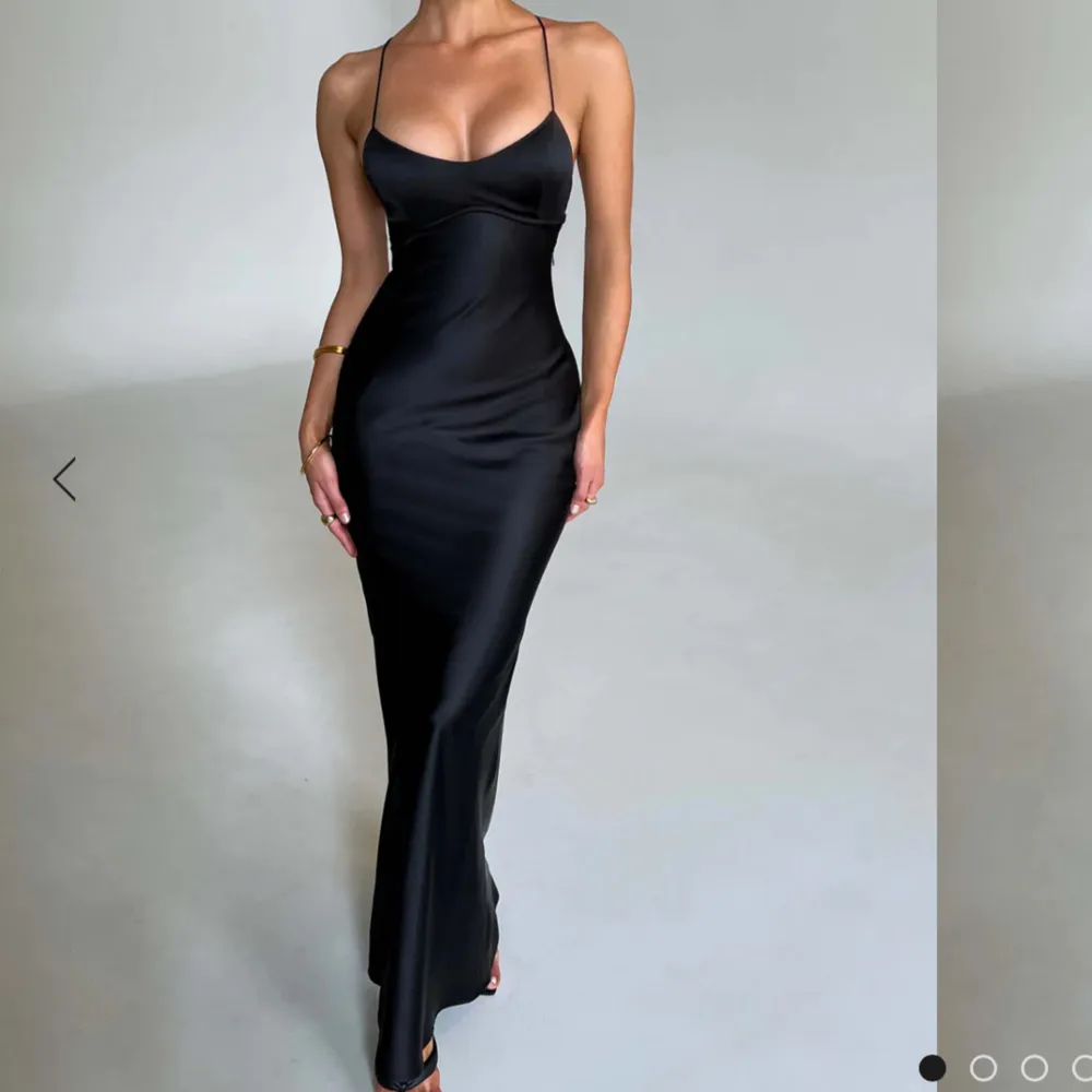 Säljer denna klänning som egentligen ligger på ungefär 1500kr (tullinräknat). Den kommer inte till användning längre och är perfekt till balen! Materialet är silkes och priset går alltid att diskuteras!🩷. Klänningar.