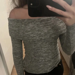 offshoulder tröja - Jätte snygg tröja som är köpt här på plick men aldrig kommit till användning💓 kontakta gärna vid fråga 💕