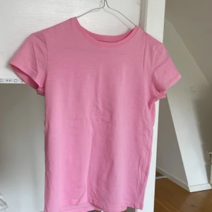 Rosa t-shirt - Säljer denna rosa t-shirt då den inte riktigt är min stil❤️