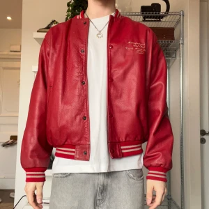 Röd Läderjacka - Otroligt fin vintage Läderjacka  Storlek L Passar M/L Jag är 187 cm lång 