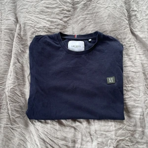 Les Deux T-shirt - Tja säljer denna les deux T-shirt som är i otroligt ginst skick utan några defekter. Storlek M men kan även pass S. Hör av dig vid funderingar 