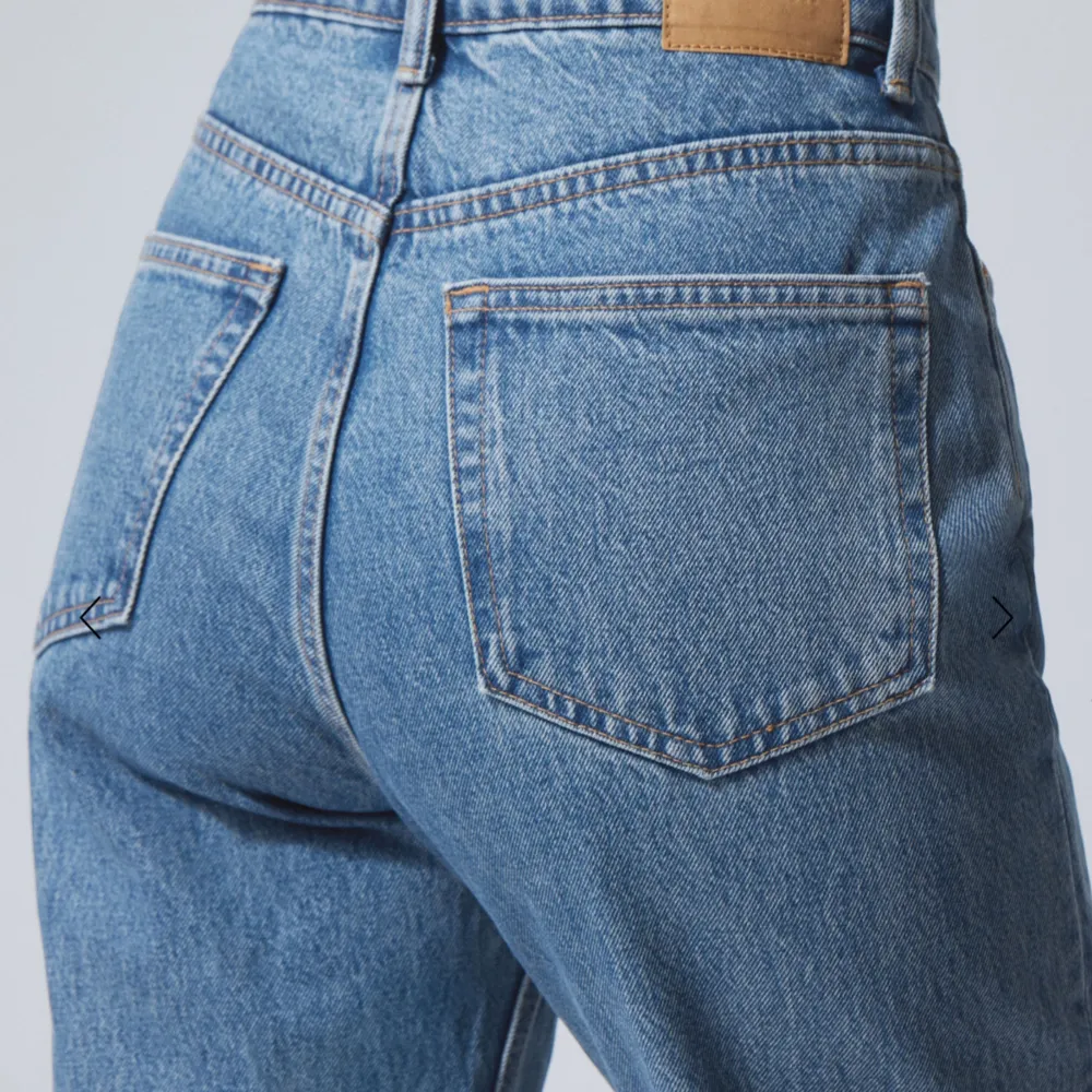 jeans med extra hög midja och raka ben Den här populära modellen har klassisk passform och passar till de flesta typer av skor. Finns i 3 färger!  blå, beige, svart! Alla i nyskick!  100kr/st eller göra en bra deal: alla 3  för 250kr! . Jeans & Byxor.