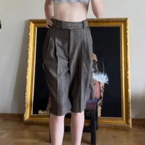 By Malene Birger Raemoe culottes NY Shorts - Shorts från By Marlene Birger i storlek 34 (S-XS). Jag älskar dessa shorts de är såååå fina och otroligt bekväma! 