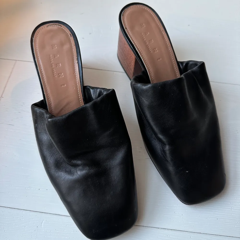 Snygga svarta Marni skor med klack! Eleganta o passar till allt🥰 Något slitna på undersidan men annars är de i väldigt bra skick. Klack 7 cm. Skriv gärna för fler bilder. Nypris 5000🤍. Skor.