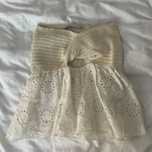 Zara topp - Säljer min zara topp i storlek xs, bilden är lånad så kom gärna privat ifall ni vill ha egna bilder. Passar även S för den e stretchig! Den har inga defekter, endast använd en gång