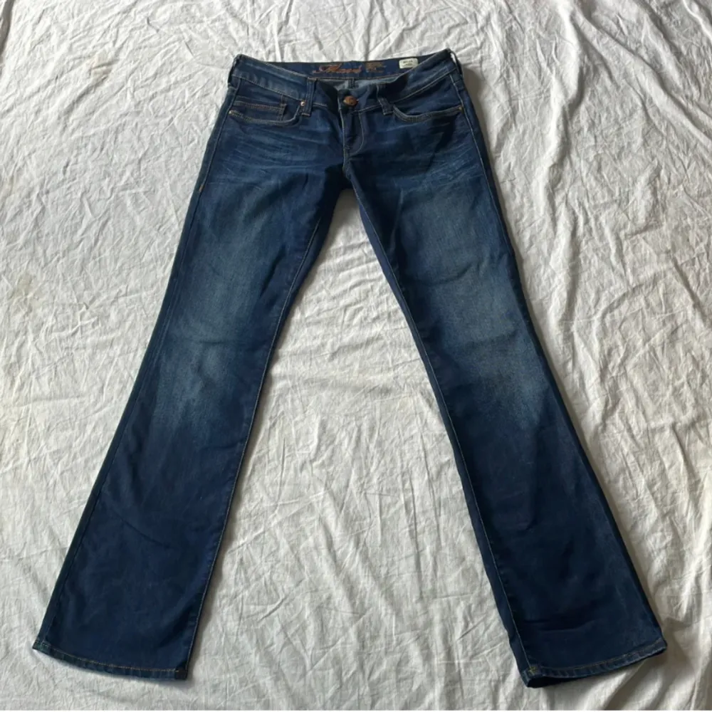 Säljer dessa supersnygga jeans i fint skick, inga defekter! Lågmidjade och bootcut med detaljer på fickorna! Innerbenslängd: 81 cm Midjemått rakt över: 40 cm (med stretch) Kontakta mig för fler bilder eller vid intresse❣️ PRIS KAN DISKUTERAS!! . Jeans & Byxor.