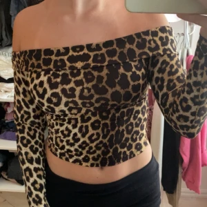 Leopard topp - Säljer nu min leopard topp i storlek xs. Jätteskönt material och är offshoulder. Vet ej märket då de ej står!