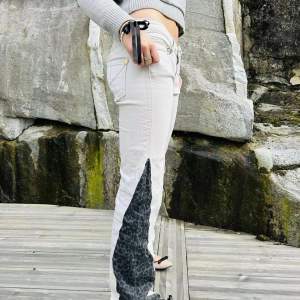 Vita jeans med leopard design🤍 Storlek: innerbenslängd= 83cm, midjemått: 37cm rakt över (modellen är 173cm) Köp sker via ” köp nu” eller via vår instagram: retrochics.uf💋