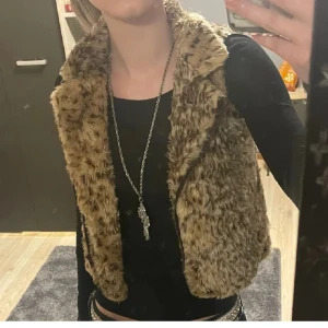 Pälaväst - superfin pälsväst i fint skick💕skriv för mer info ( obs bilderna lånade från förra ägarn )🫶