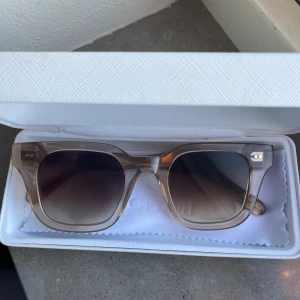 Chimi 04 Ecru - Jättefina chimi i modellen 04 Ecru! Orginalbox, fodral och duk följer med dock ej fodralet i tyg🫶🏼Superbra skick!