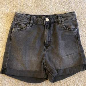 Mörkgråa jeansshorts från Lindex. Bra skick, köparen står för frakten.💓