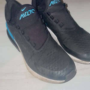 Nike 270s - Bra sick lite slitna men ändå bra . Köpte dom av en vän o tänkte inte på att dom skulle va för små.