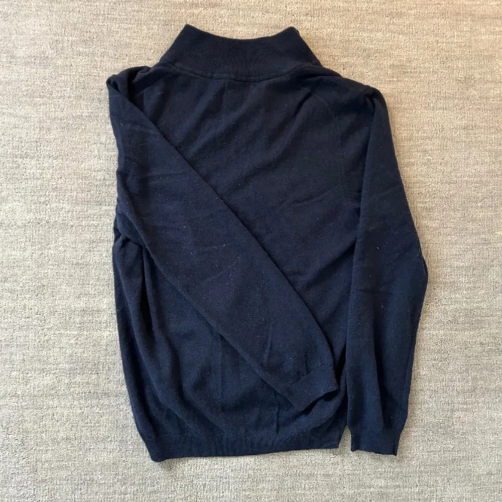 Säljer den här italienska half-zip tröjan från benetton i storlek M för 425kr! 100% kashmir. Mycket bra skick och inga defekter. Skriv om minsta funderingar!🔥. Tröjor & Koftor.