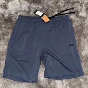 Säljer oanvända Boss shorts. Säljs på grund att de inte hann lämnas tillbaka. Har ett par medium och ett par large. Kan skickas