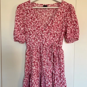 Sommarklänning  - Jättefin blommig sommarklänning från Gina Tricot, använd 1 gång.