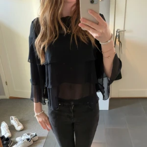 Volang blus - Svart blus med volang 