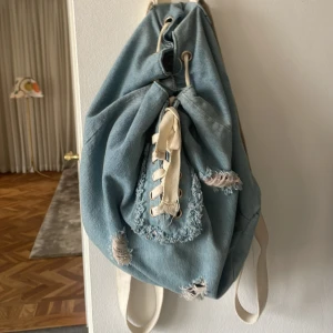 Ryggsäck - Säljer denna fina jeansryggsäck 🤍