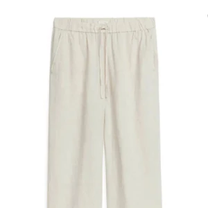 Arket linnebyxor  - Linnebyxor från Arket i färgen beige i storlek XS.   Som nya - endast använda en gång. Nypris: 690 kr