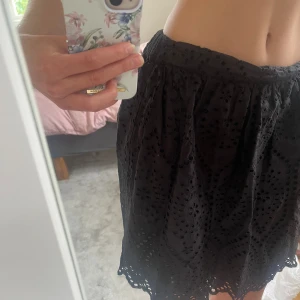 Svart volangkjol - Så fin svart volangkjol med mönster som funkar till allt, aldrig använd! Köpt för 459💕Passar S och XS