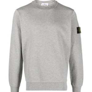 Stone Island sweatshirt  - Säljer denna då den är för liten  Stone island sweatshirt  Storlek: S Skick:8/10 Nypris 2800