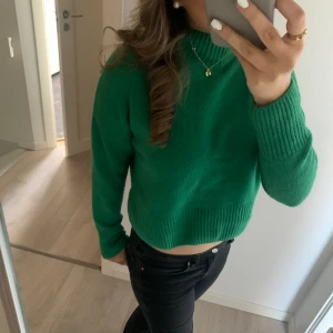 Stickad tröja &otherstories - En jättefin grön stickad polotröja från &otherstories. Perfekt till en kylig sommarkväll eller en kall vinterdag. Färgen är otrolig och den är helt oanvänd💓
