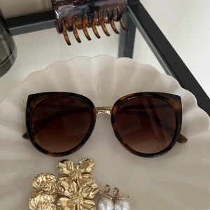 Kattiga solglasögon! - Solglasögon (vet ej varifrån) perfekt till sommaren! ☀️🕶️🩷