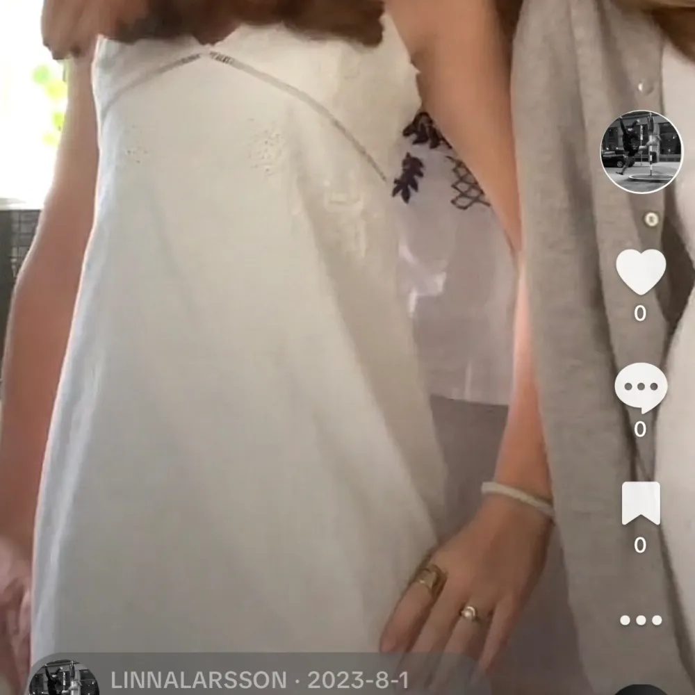 Jättefin vit klänning från zara som passar perfekt till sommaren! . Klänningar.