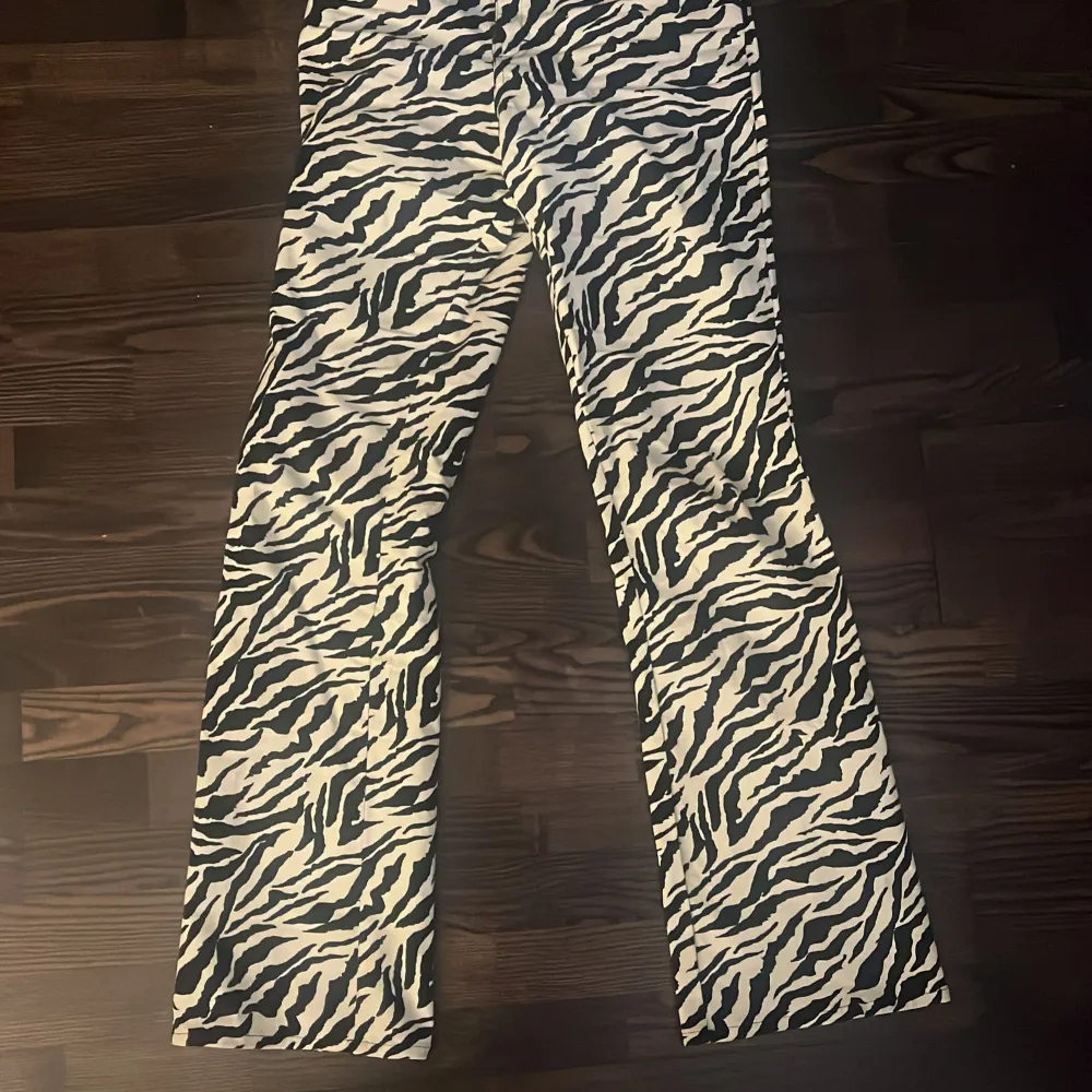 Jätte coola lågmidjade jeans/byxor i zebra mönster   Obs lånad bild . Jeans & Byxor.