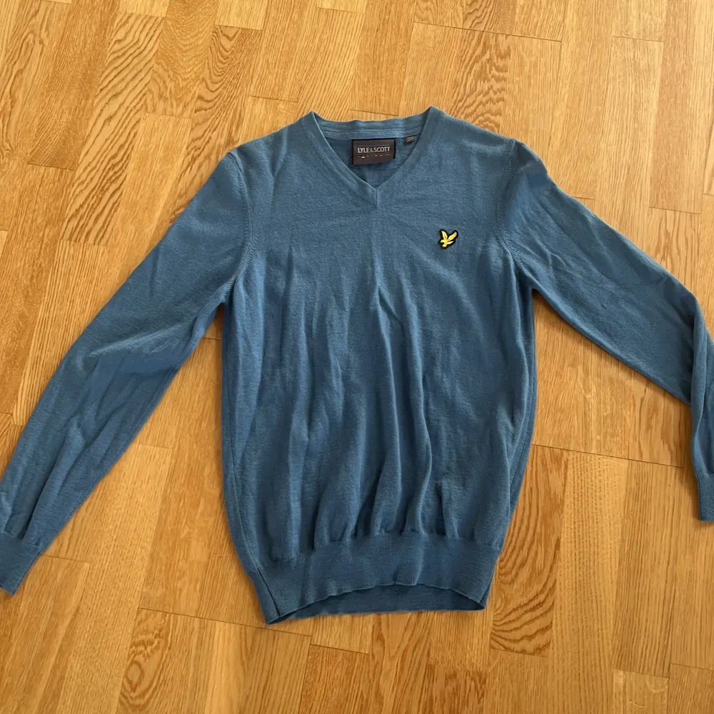 En tunn långärmad från Lyle Scott i bra skick . Tröjor & Koftor.