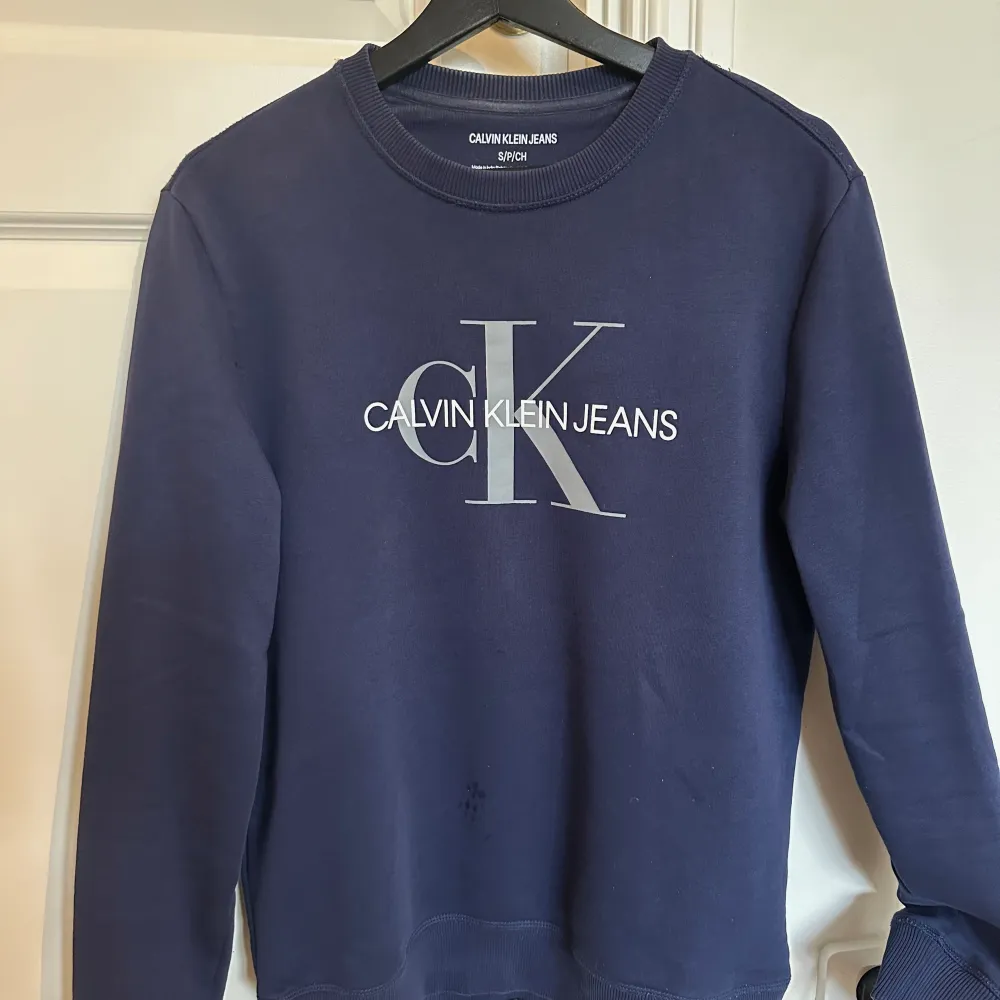 Marinblå sweatshirt från Calvin Klein, storlek Small. Hoodies.
