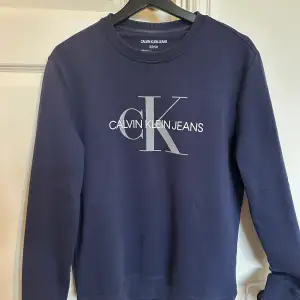 Marinblå sweatshirt från Calvin Klein, storlek Small