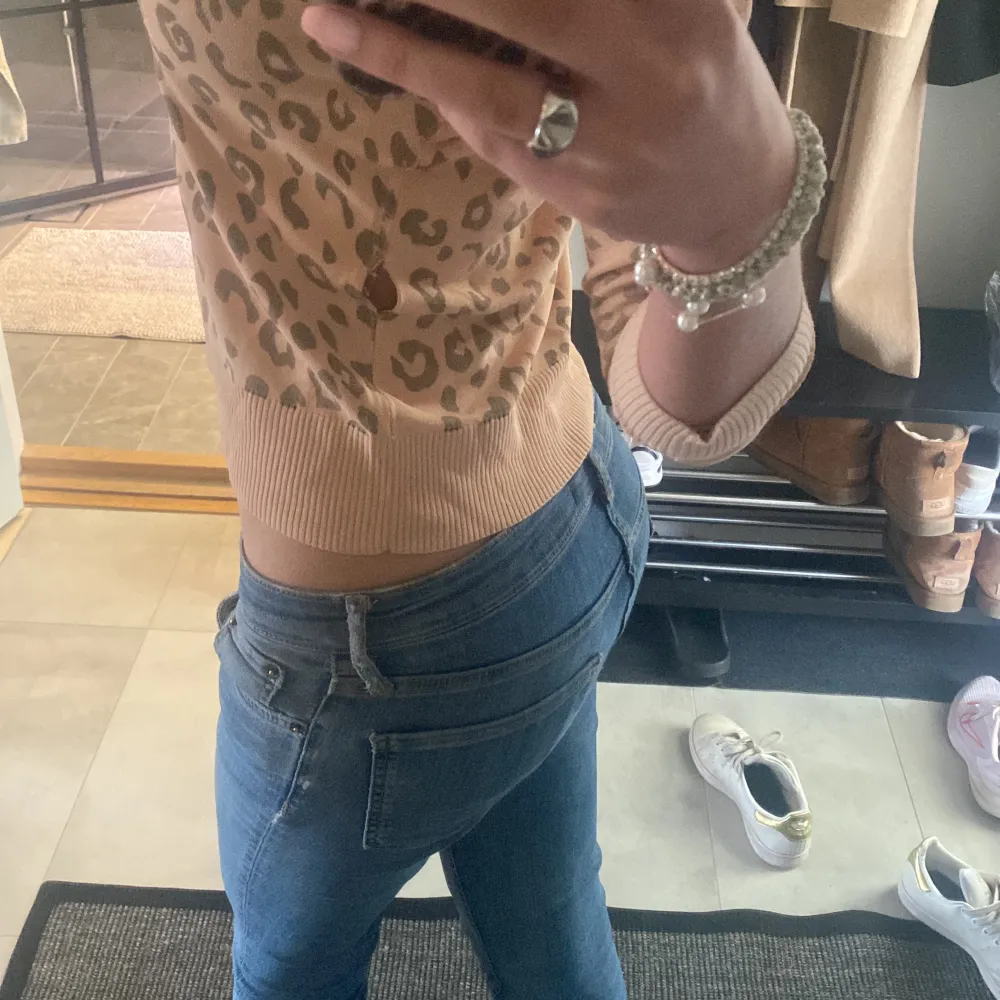 Jätte snygga lågmidjade jeans från Zara💞I storlek 34 och passar nog dig som är mellan 166-172. Bra skick bara lite slitna längst ner🙏Köpte för 399kr. Skriv för mer frågor och bilder! . Jeans & Byxor.