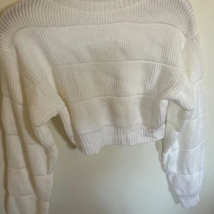 Stickad tröja  - En vit helt oanvänd stickad tröja🩷🩷