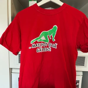 freaky ahh tisha💯 - venne va som står men de finns en naken tjej silhuett som kryper så troligtvis nån freaaaaky shi💯 size typ S kan passa m