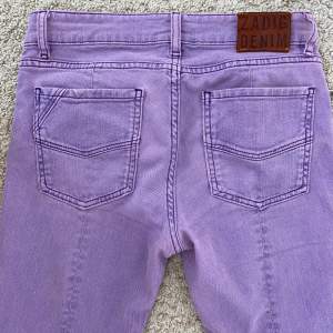 Unika, lila denim jeans från Zadig &Voltaire - low waist och bootcut. Sjukt snygga och nyskick! 38 cm över midjan och ca 75 cm i innerbenslängd.  Nypris 2 480 kr