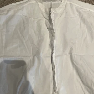 Skjorta-lager 157 - Storleken är i xs/s fast man kan bära den som M också. Aldrig använt den. Fin material. Man kan ha den öppet och stängd som på bilden. Fint att ha den på sommaren eftersom den är ganska tunn i materialet 