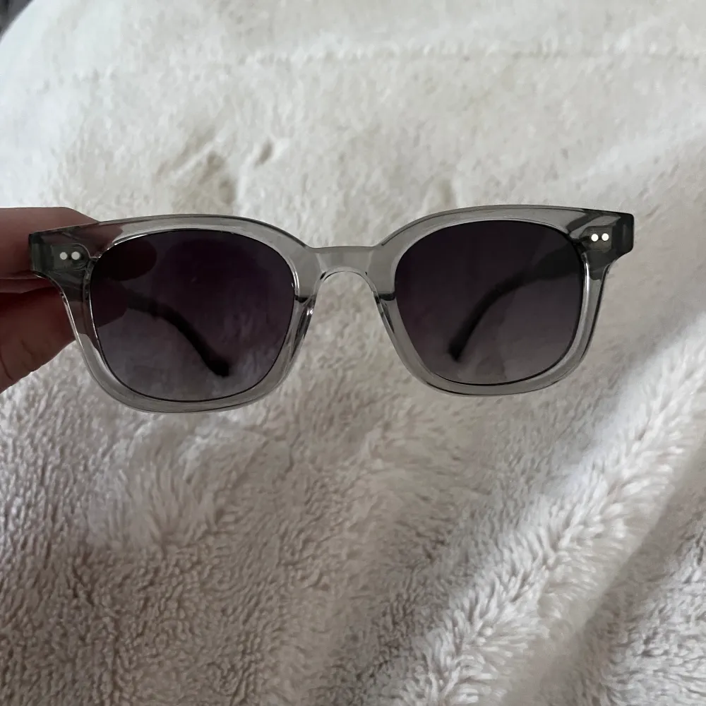 Tja! Säljer nu dessa as snygga Chimi 02 Grey. Solglasögonen är i ny skick, allt og finns, vissas på bilderna (kvitto finns även). Köpta för 1250 och säljs nu för endast 700! PRIS KAN DISKUTERAS!🙌. Övrigt.